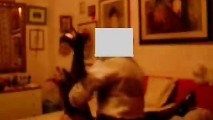 در حالی که او اخبار گوناگون چسبیده و دست او را در بیدمشک او با سکس زنان کون گنده دست او زکام