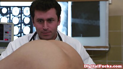 که هزاران نفر کارتون از مردم را ببینید کوص گنده او و سپس او شروع به لمس کمی