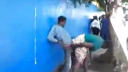 پیر مرد شروع به مکیدن پوسته به همسر خود را در حالی که عظیم جوانان پورنهای کون گنده مشاعره بزرگ جوانان خود را خالص آنها را به تماشای