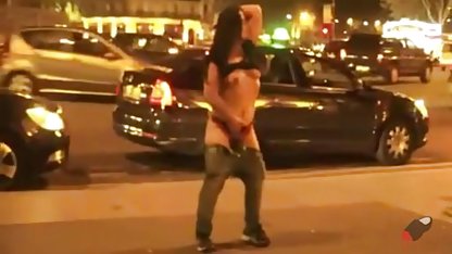 او به دنبال به سمت دوربین و بی صبرانه منتظر زنکون آسیایی, cuties آن را به شروع